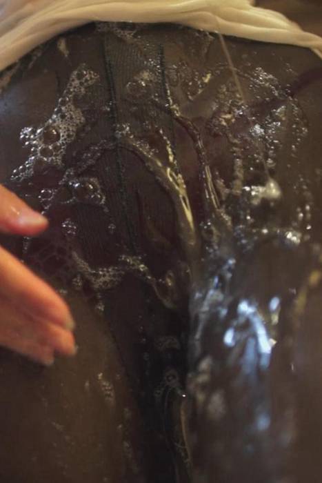 rosi视频2014.06.14 NO.038期黑丝少妇在洗澡